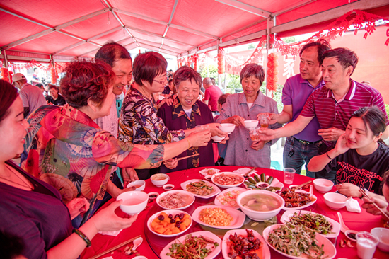 "徐昌玲说,灯笼,横幅都还留着,给还没有来得及办的村民用.