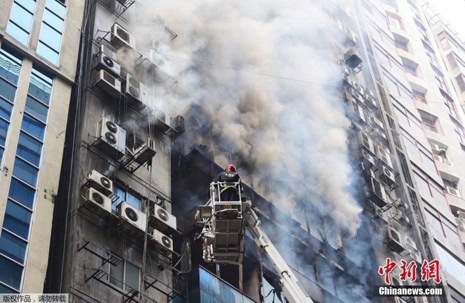 孟加拉国首都一高楼发生火灾 多人跳楼逃生