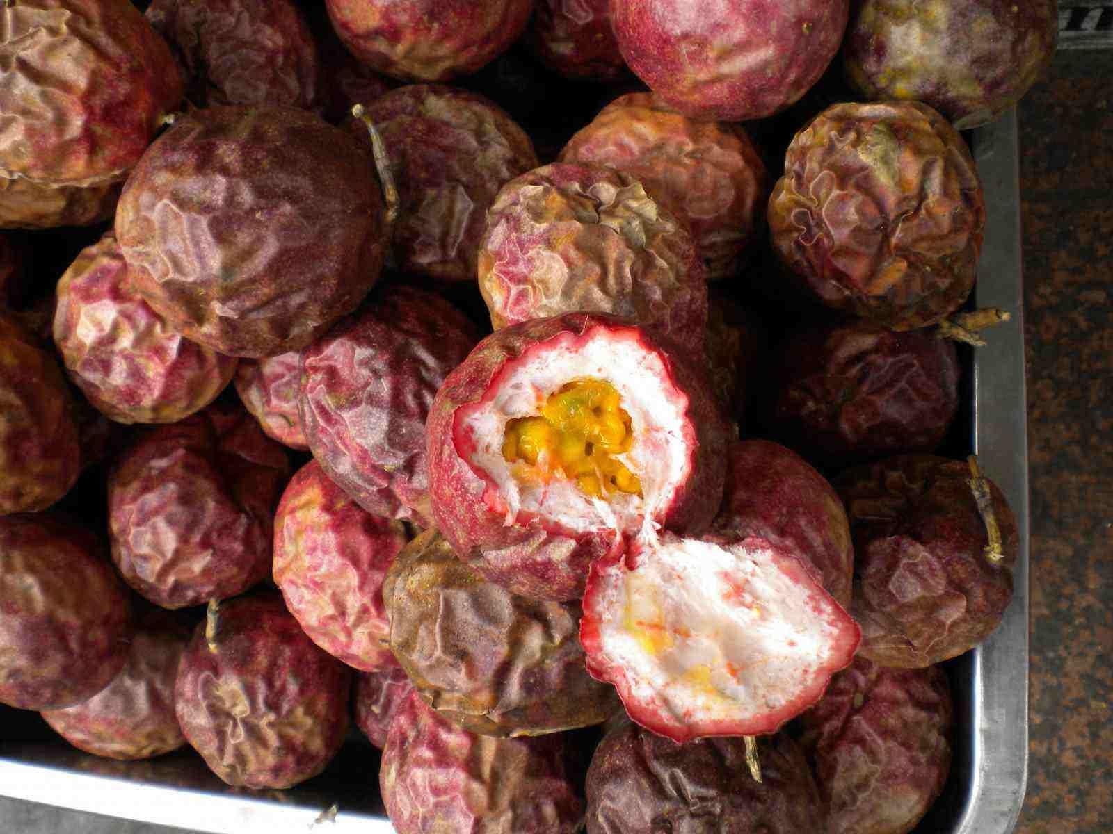 这水果只有籽没有肉,要放烂了才好吃,维生素高