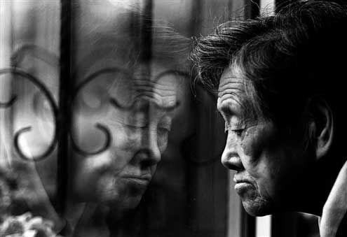 暖心!为容易走失的失忆老人戴上黄手环 暖心!为容易走失的失忆老人戴上黄手环