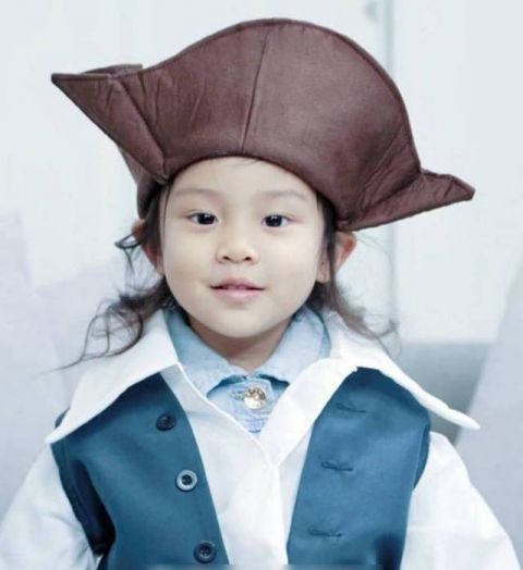 甜馨新装亮出,网友:李小璐,你咋把闺女打扮成这样了呢!