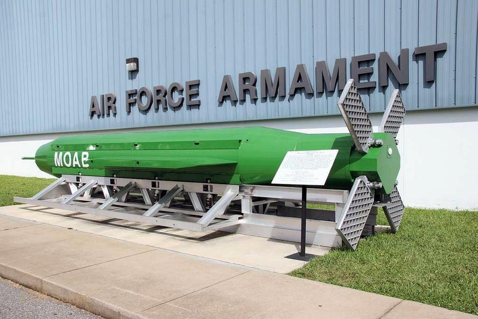 同我们之前讲述的GBU-57A/B 型钻地弹一样，GBU-43/B型炸弹也使用的格栅尾翼。