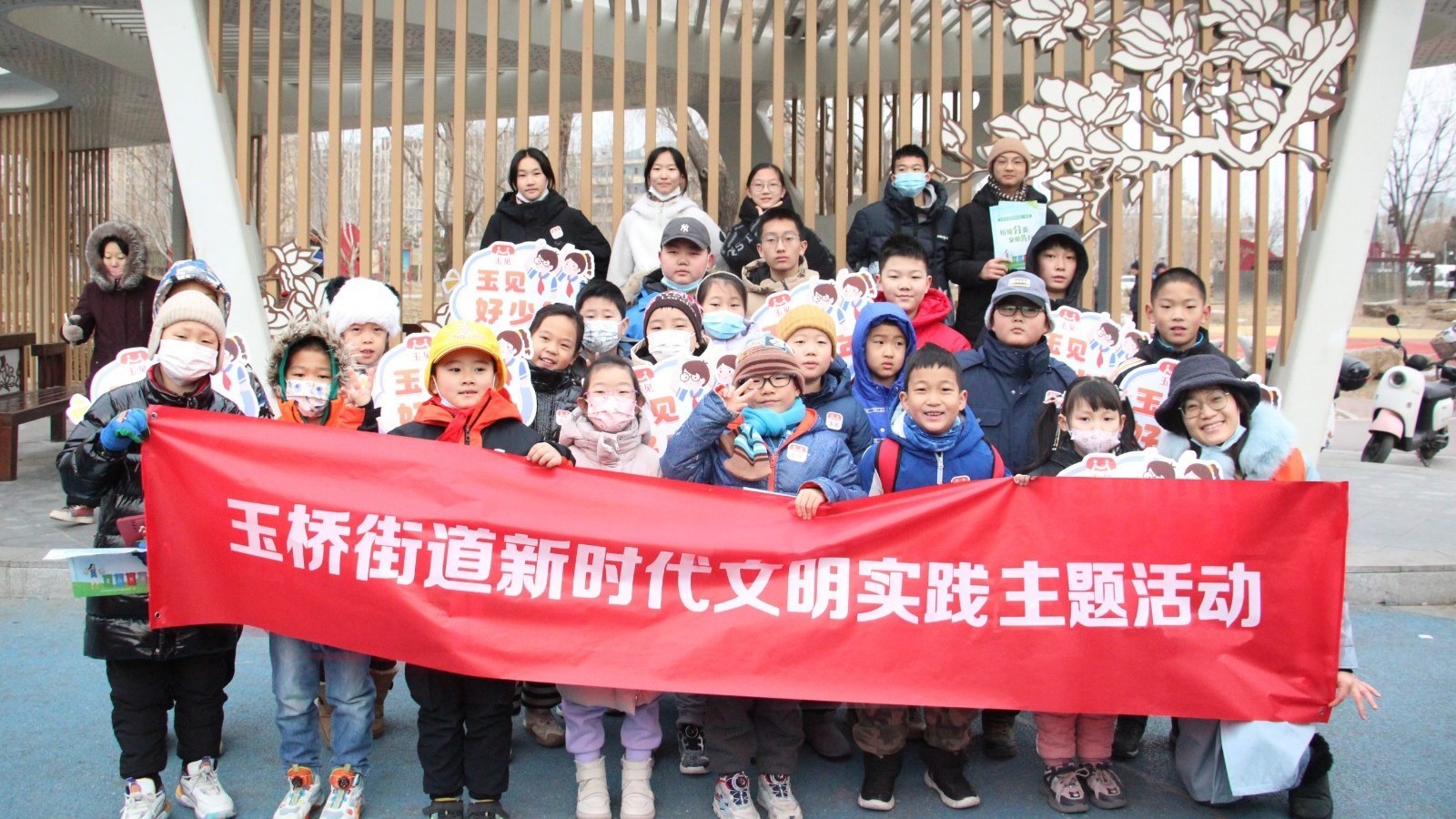 玉桥好少年捡垃圾捐步数 好少年与商家接力捐赠“黄扶手” 玉桥好少年捡垃圾捐步数 好少年与商家接力捐赠“黄扶手”