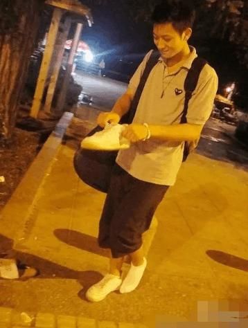 黄子韬高中时期照片流出,素颜没画眼线,网友:颜值巅峰