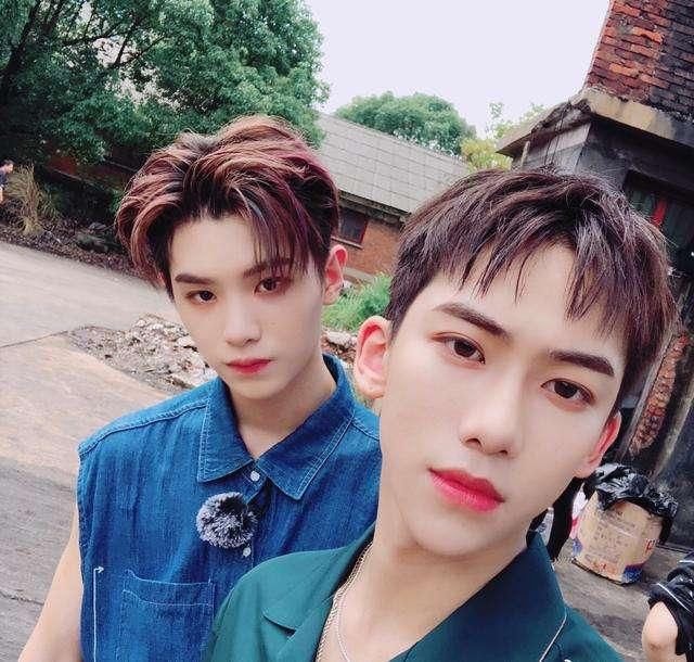 黄明昊玩真人版吃鸡?看腻王俊凯做饭,《勇敢的