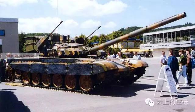 斯洛伐克萌萌的主战坦克 炮塔后部有2门机关炮 斯洛伐克萌萌的主战坦克 炮塔后部有2门机关炮