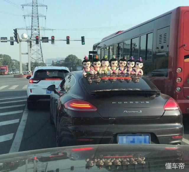 车顶坐了7个葫芦娃、蜘蛛侠,到底什么意思,还