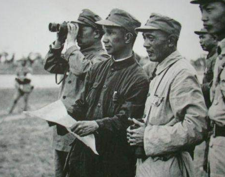 他出身于八路军115师,与战神粟裕齐名,1955年