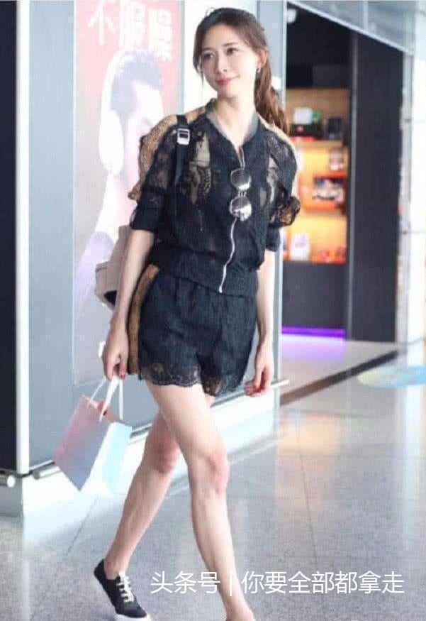 林志玲穿蕾丝镂空衫逛街,少女感十足