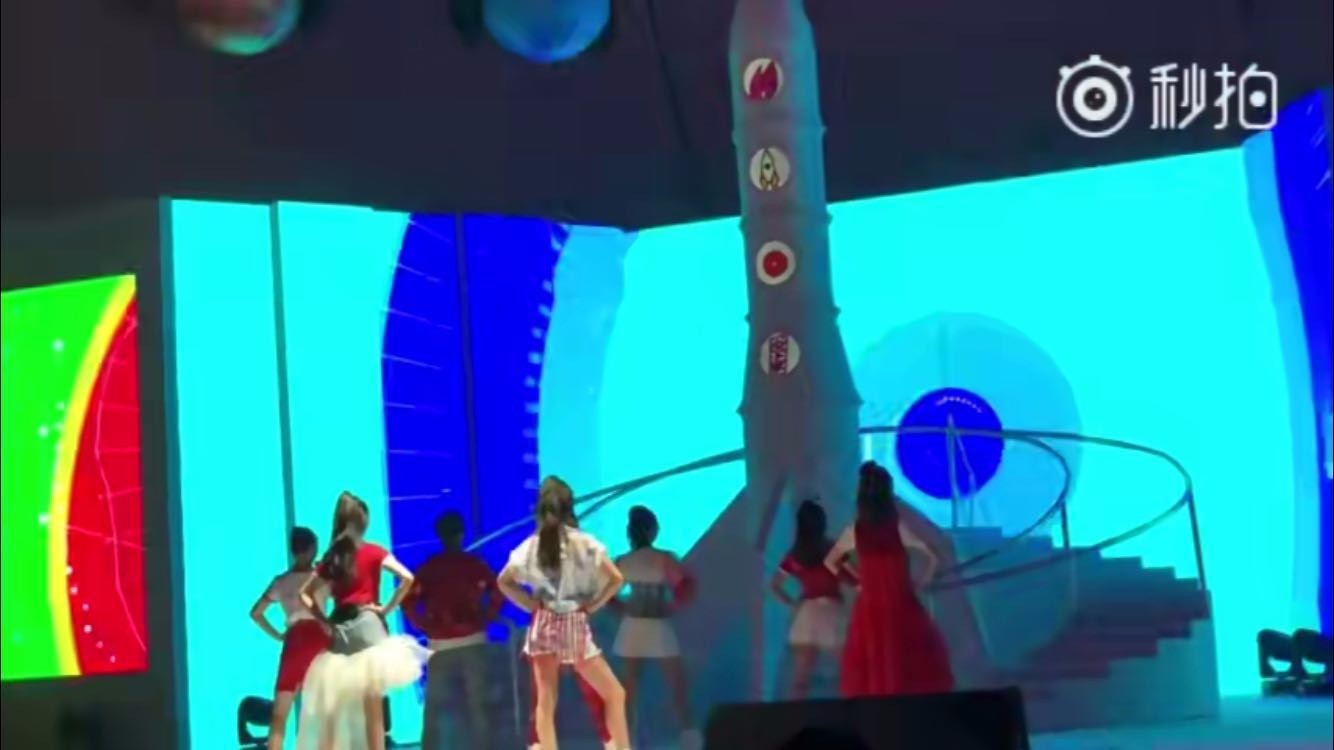 火箭少女101新歌发布会 Sunnee晕倒 徐梦洁边扶边笑