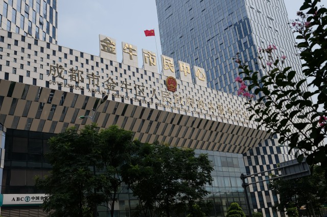 8月1日起,成都市重点在执法监管和行政服务等岗位实行以"错时工作