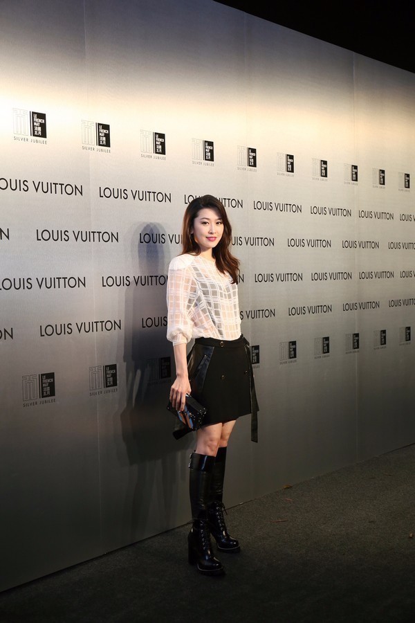 周丽淇亮相品牌活动与好姐妹阿sa容祖儿现场互撩