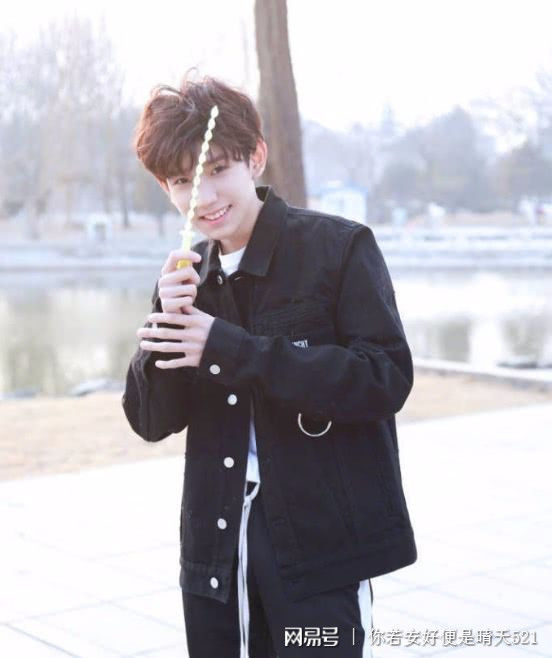 王源不笑则已一笑吓人,牙齿黄的和李沁有一拼