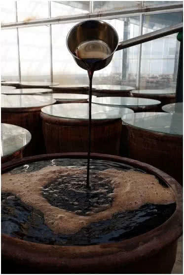 相传在古代,醋是酒圣杜康的儿子黑塔发明的.