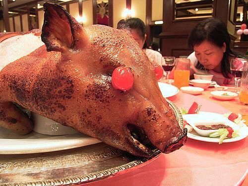 女儿满月,母亲给三万,婆婆送一猪头,赶走婆婆后,女子却傻了眼