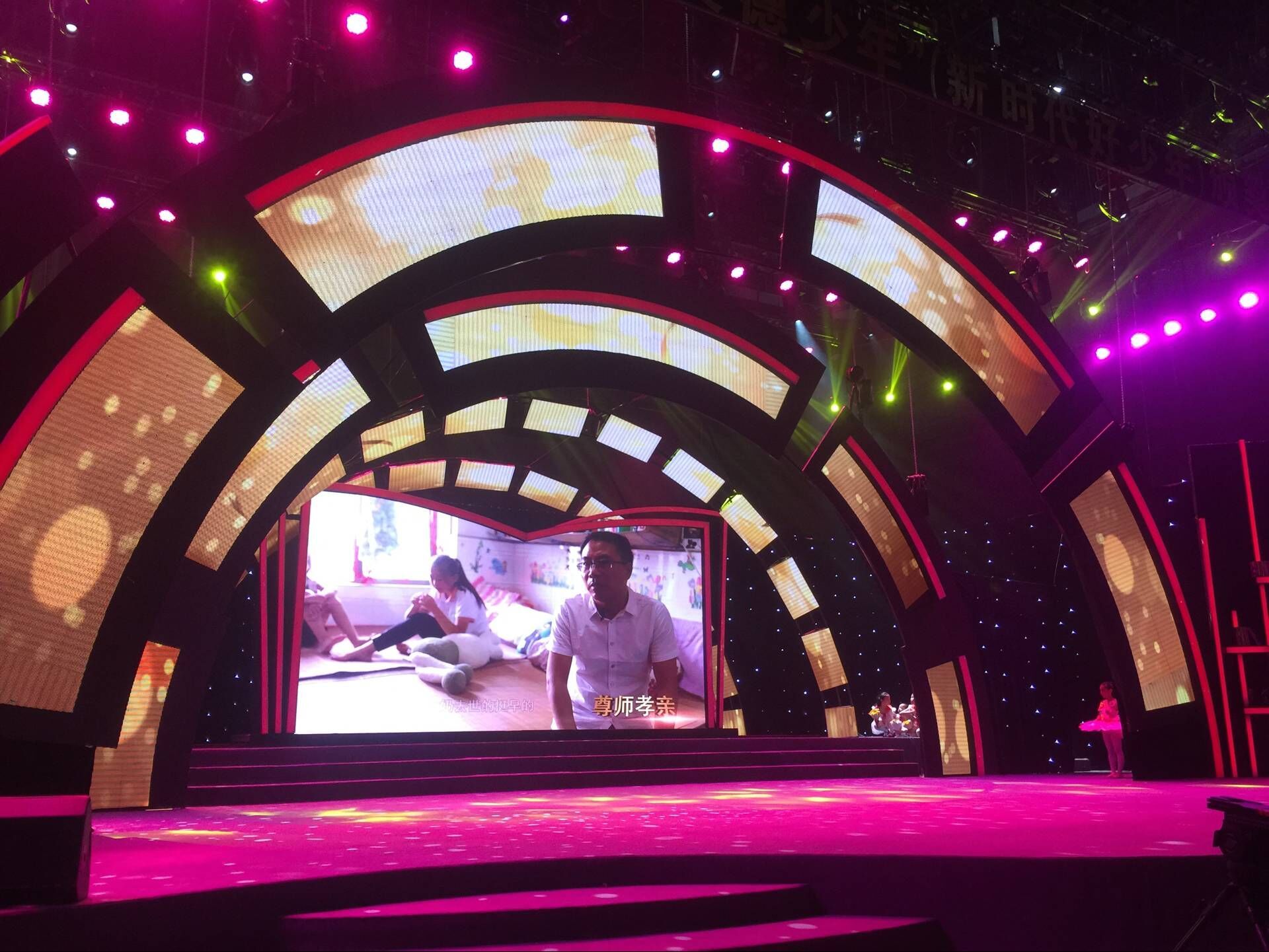 美德少年颁奖现场 最强大脑杨英豪挑战数字