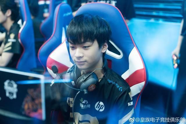 走A怪为何再选亚索走下路?卡萨的回答让小虎