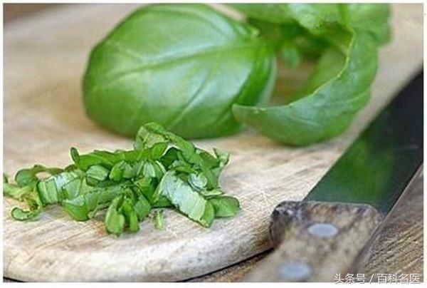 《妖猫传》中张天爱腿上爬满黑色蛊虫,现实中