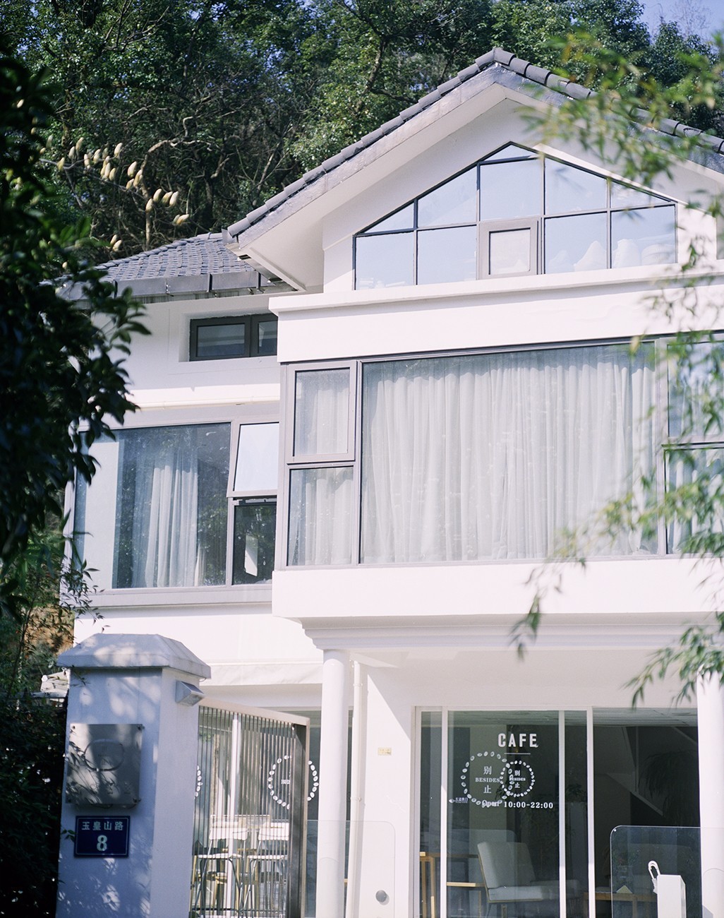 别止民宿别止的主理人,是两位年轻却炙手可热的摄影师:文子,金浩森.