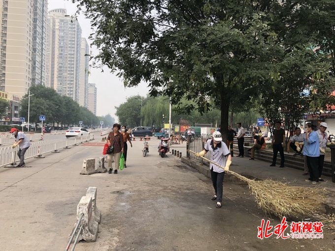 北京天通苑连夜清运垃圾441吨 喷洒消毒剂清扫地面 北京天通苑连夜清运垃圾441吨 喷洒消毒剂清扫地面