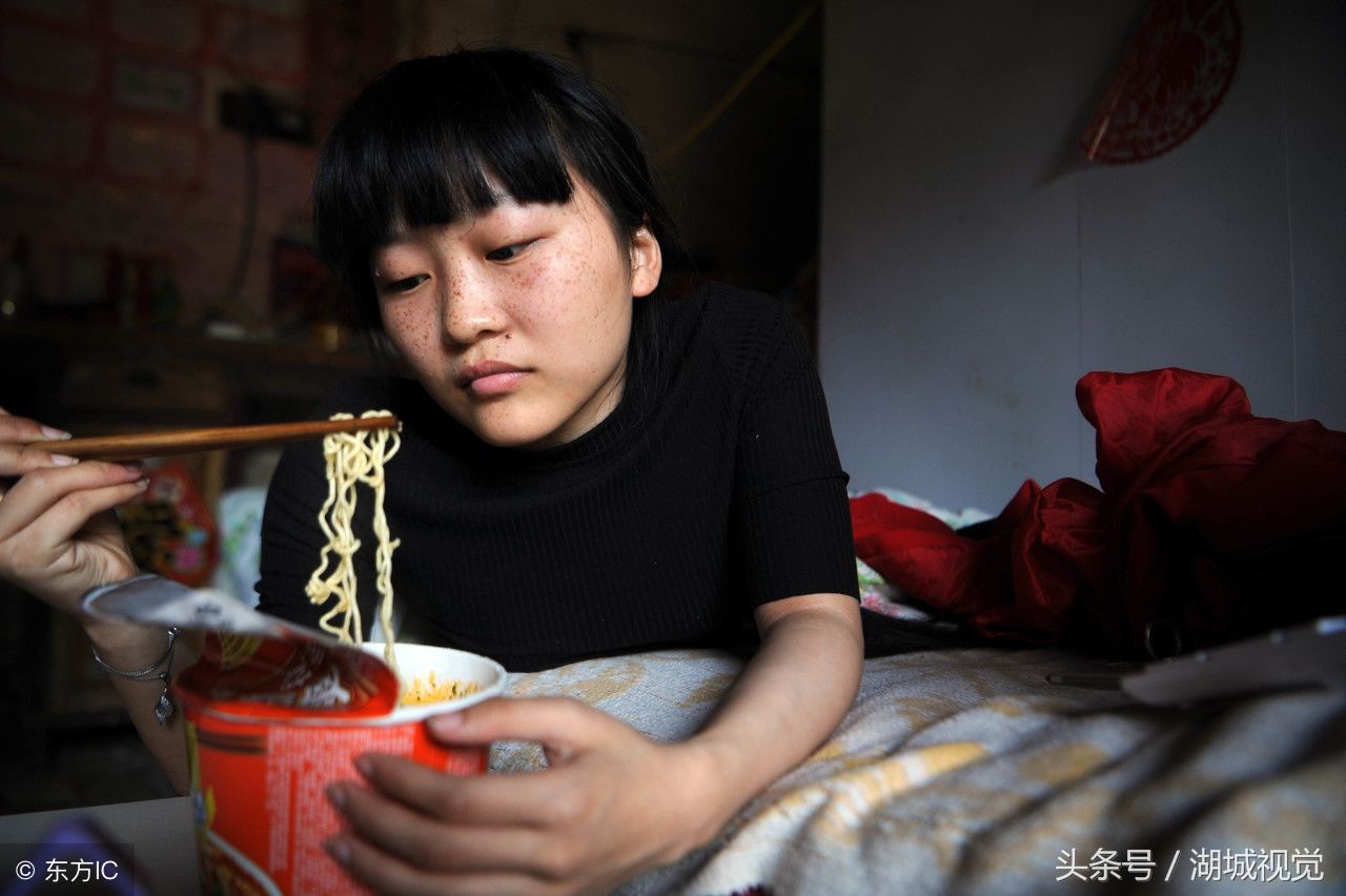 女孩瘫痪卧床22年自强不息 学做电商希望赚钱