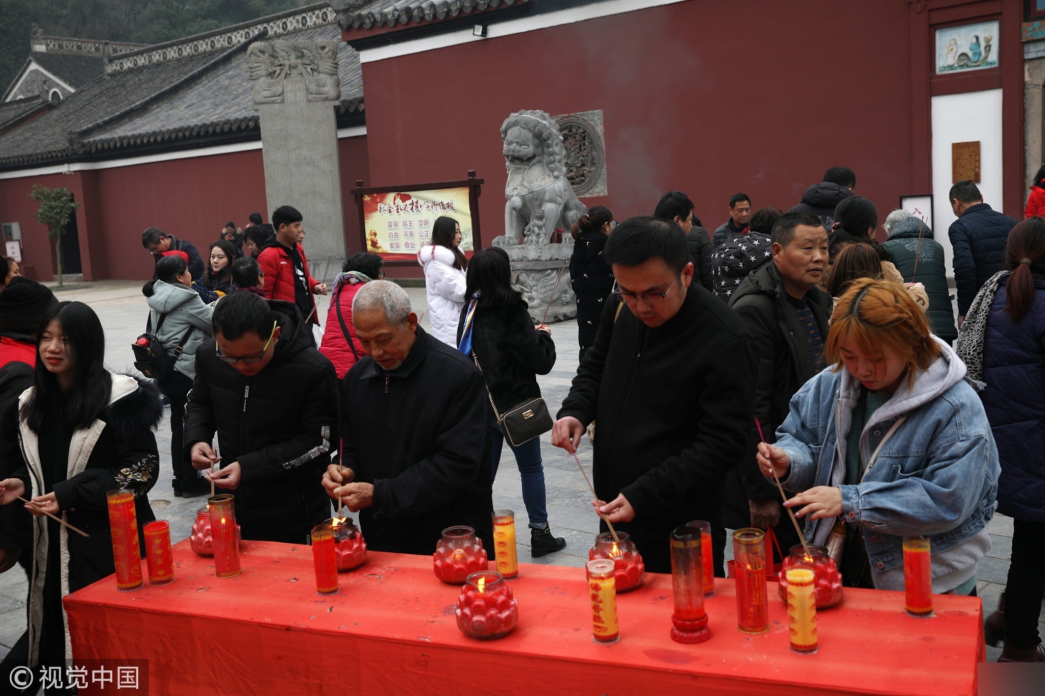 湖北一寺庙游客烧香求财 1捆"柴"8元