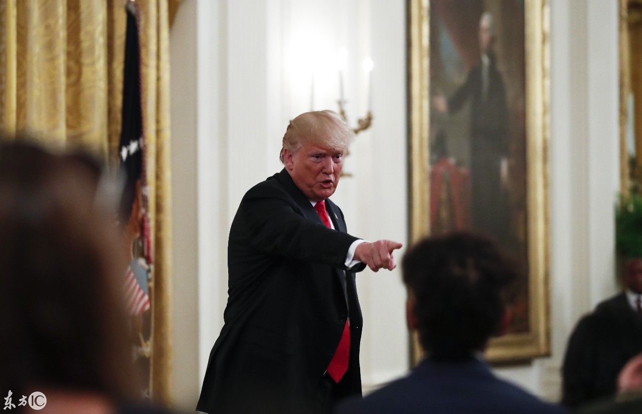 特朗普表情包 有意思的是对方伸手要和他握手