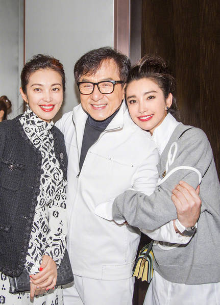李冰冰晒与成龙合影.