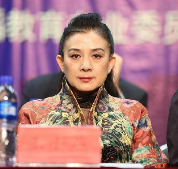 "小辣椒"20年前在春晚走红,如今和赵本山平起平坐