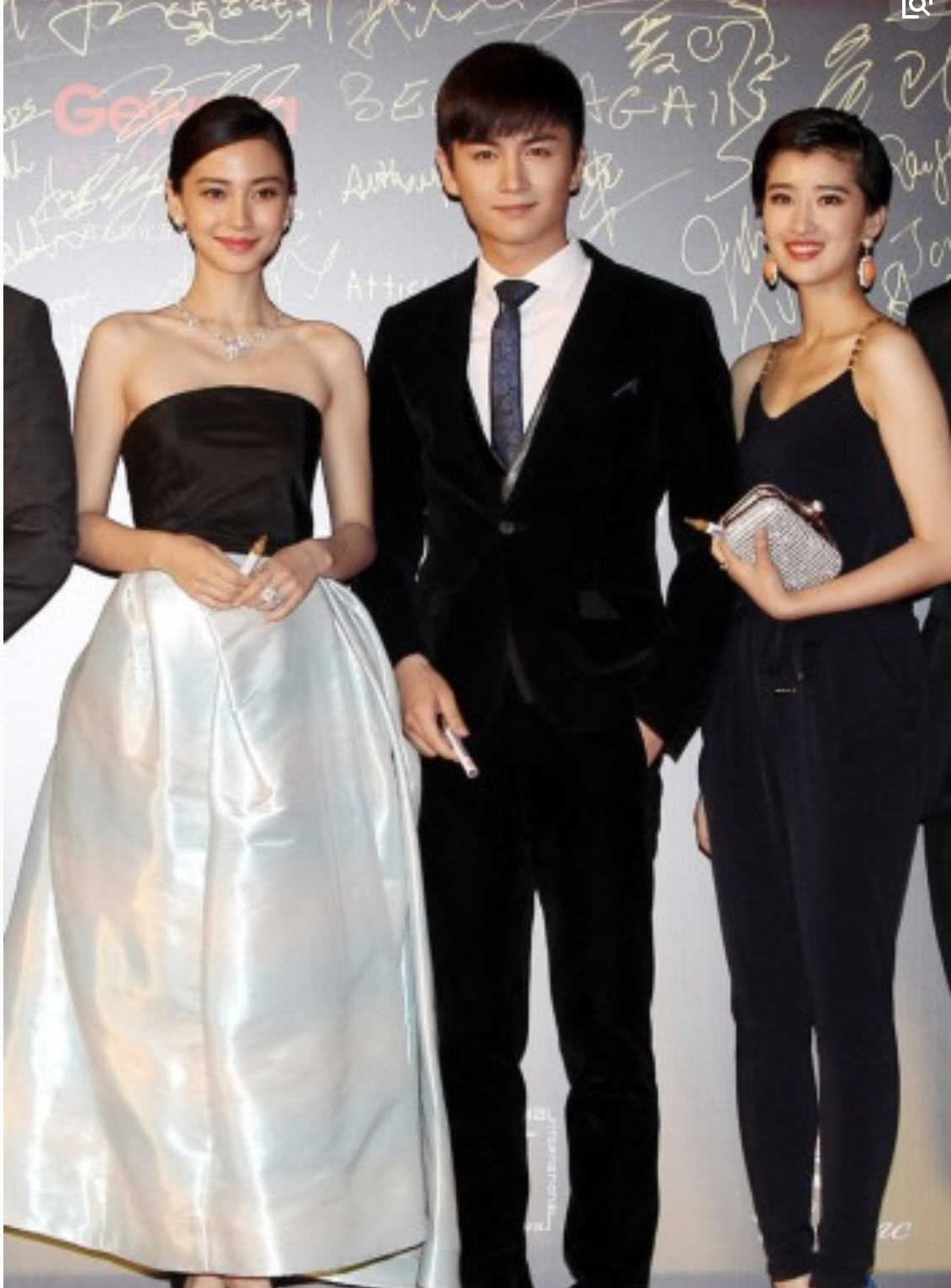 辣妈来袭!Angelababy穿抹胸礼服走红毯,大秀曼