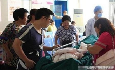 24岁孕妇顺产下男宝宝,陪产来了15人,却无一人