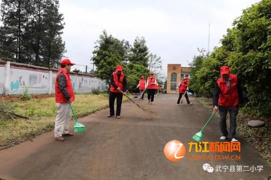 武宁二小党员志愿者开展关爱孤儿活动