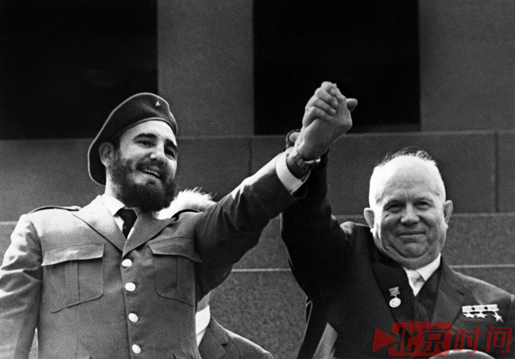 1963年，卡斯特罗作为古巴领导人第一次访问苏联，与苏联领导人赫鲁晓夫会面，以推动古苏关系的发展。卡斯特罗（左）与赫鲁晓夫的合影。