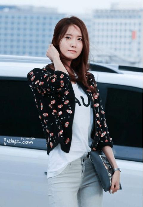 允儿是韩国杂志爱捕捉的艺人之一,穿搭风格休