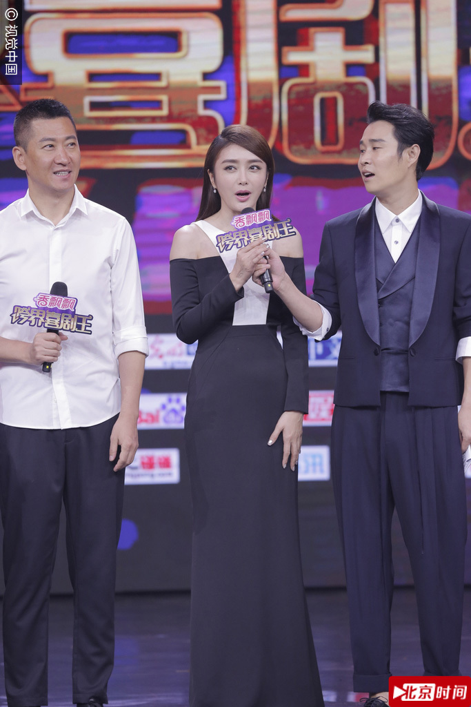 8月24日，综艺《跨界喜剧王》发布会，小沈阳、白凯南、黄小蕾、秦岚、周杰出席。秦岚秀香肩抿嘴甜笑、黄小蕾发型搞怪抢眼，小沈阳携白凯南组幽默cp搞笑担当，周杰台上腼腆玩话筒。