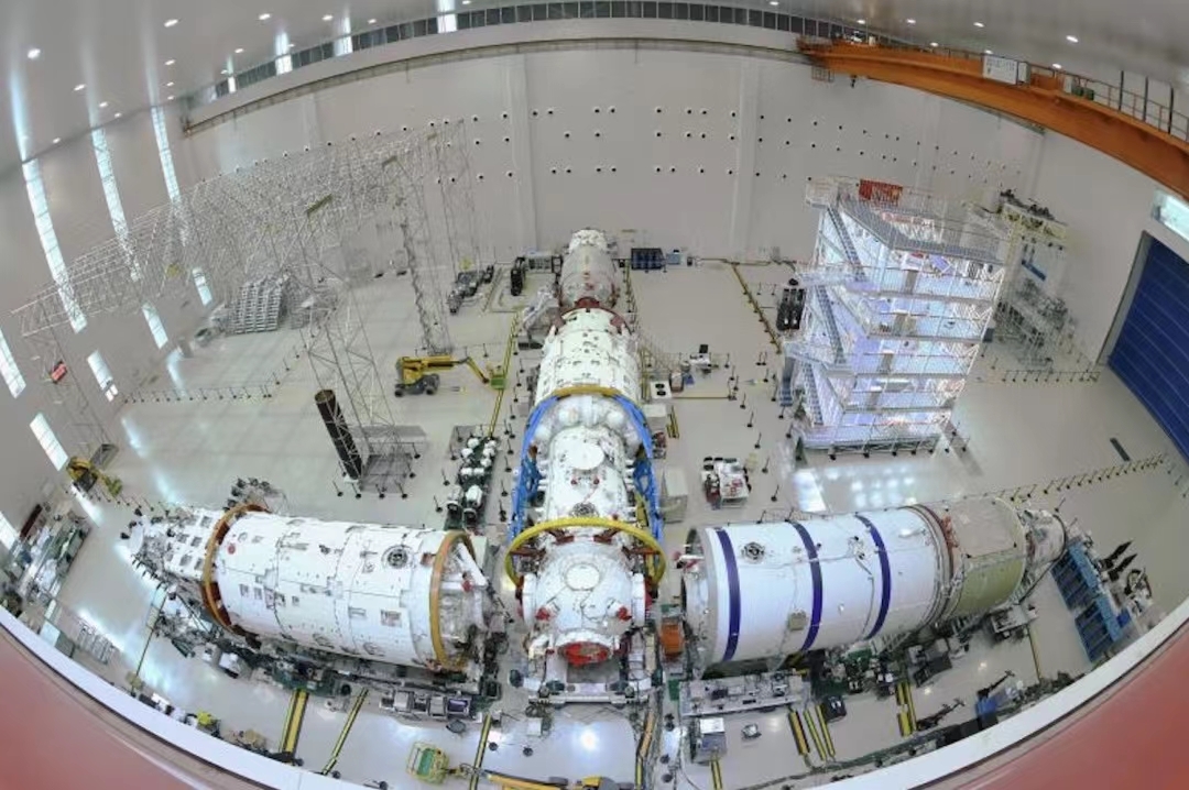 空间站轨道高度为400~450公里,倾角42~43度,设计寿命为10年,长期驻留3