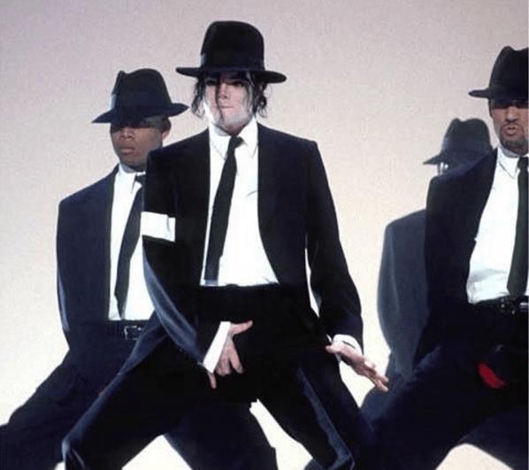迈克尔杰克逊终于澄清跳舞时摸裤裆的原因 主