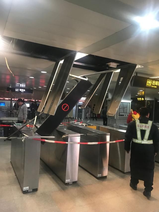 刚过晚高峰 上海地铁1号线汶水路站台天花板掉落