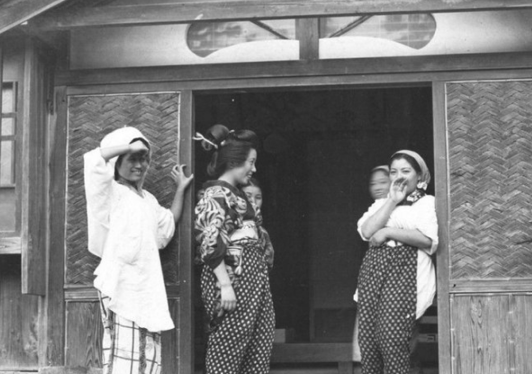 日本艺伎（Geisha）产生于17世纪的东京和大阪。最初的艺妓全部是男性，他们在妓院和娱乐场所以表演舞蹈和乐器为生。18世纪中叶，艺妓职业渐渐被女性取代，这一传统也一直沿袭至今。