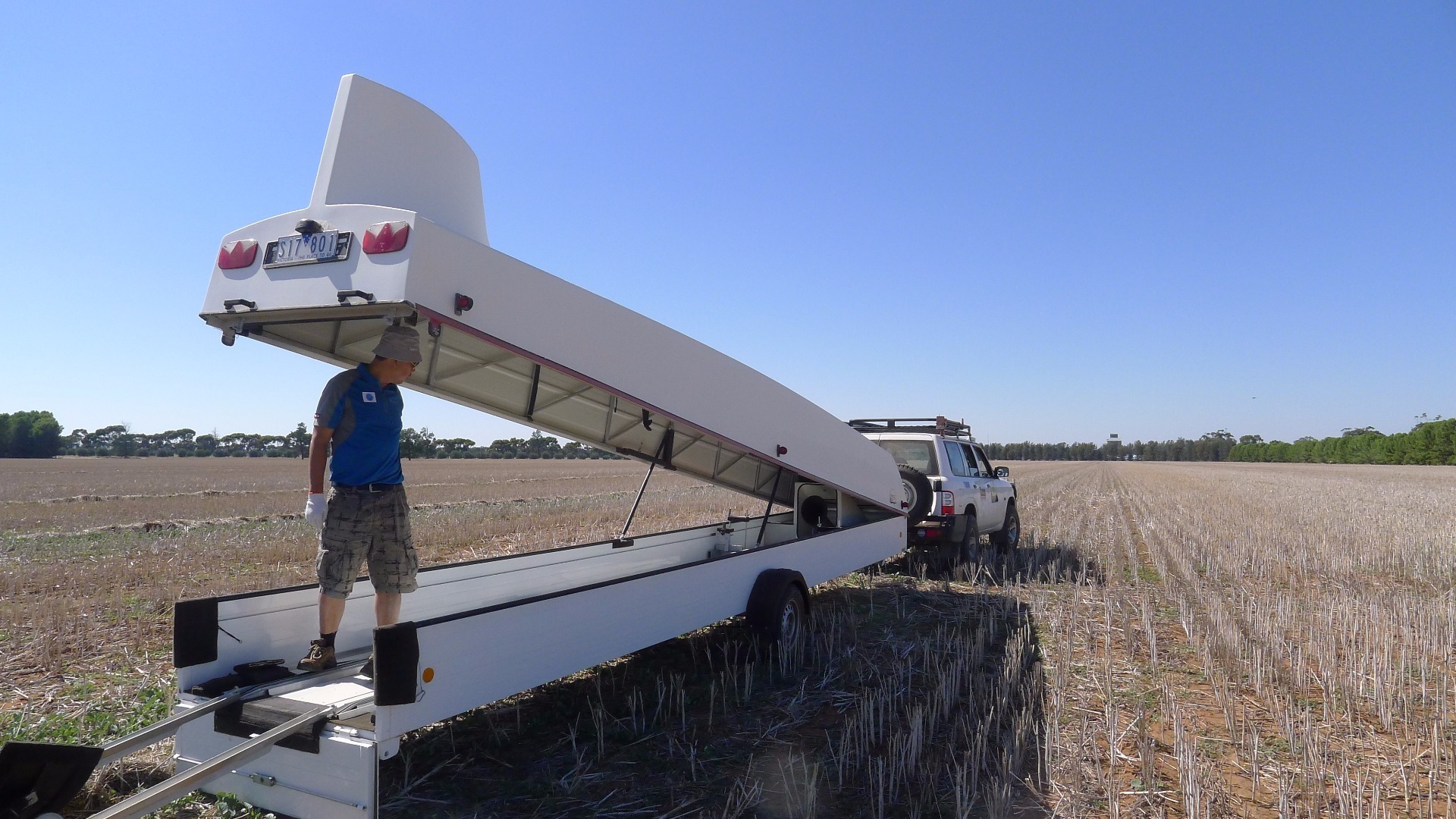 中国滑翔国家队队长杜鹏和队员商广伟演示滑翔机是如何组装的。