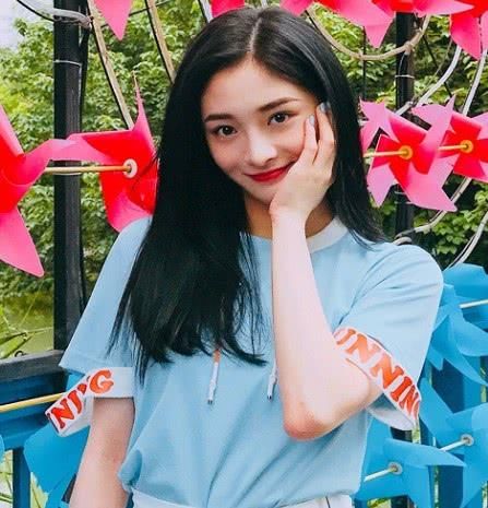 女明星为什么不喜欢扎头发?周洁琼的照片说明