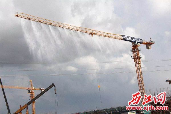 肇庆新区以塔吊喷淋助力建筑工地烈日降温