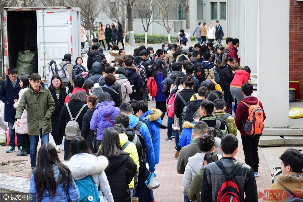 开学万象!小学生哈欠连天大学生取快递忙