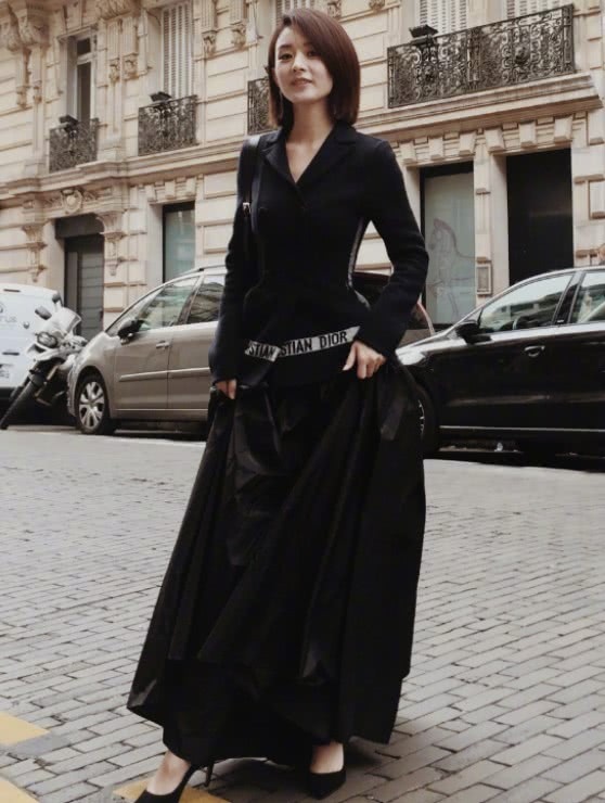 她与李易峰传出恋情,公开亲密牵手对视,比郑爽