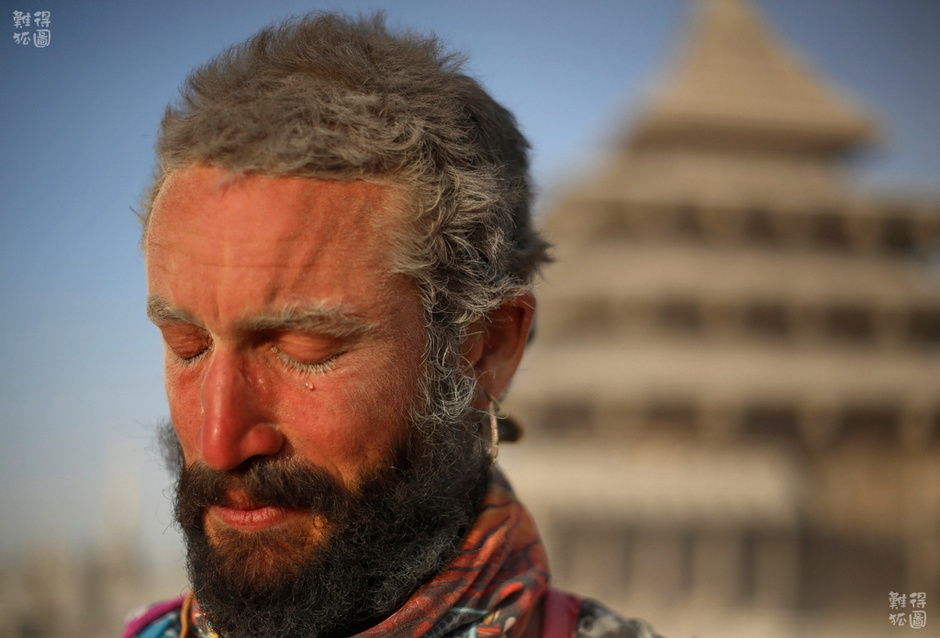 但如此恶劣的环境并没有阻止人们的热情，因为在黑岩城，人们而可以完全远离原来生活的世界，在这里寻找一片完全属于自己的8天乌托邦。图为一位Burner在看到荒漠中的庙宇时落泪。