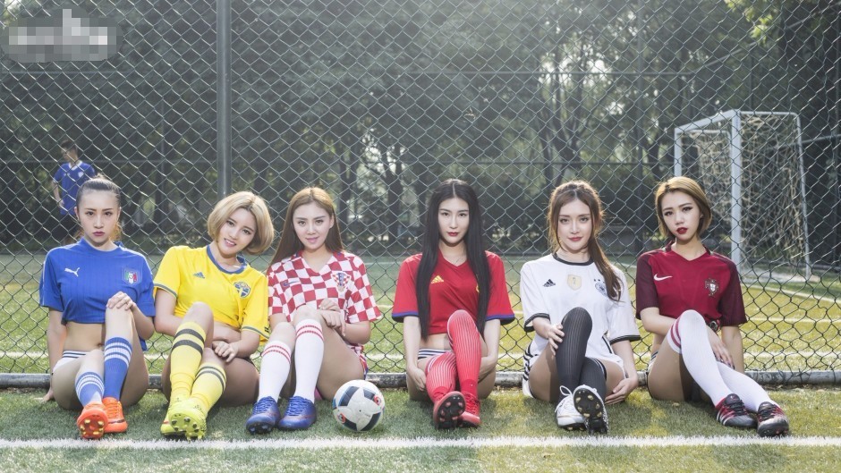 足球宝贝现身绿茵场 时尚性感大饱球迷眼福 足球宝贝现身绿茵场 时尚性感大饱球迷眼福