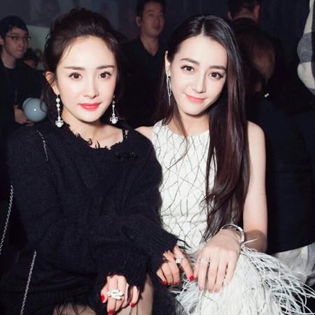 热巴和杨幂活动现场大玩壁咚,网友的注意力却