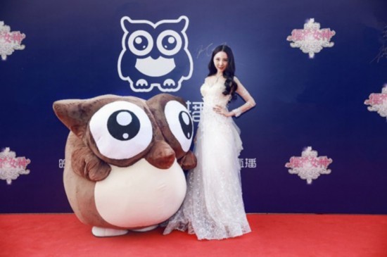 潘艺晨亮相樱花女神盛典 劲歌热舞嗨翻