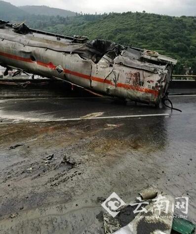 昆石高速4车相撞事故致5死 轿车被撞成废铁 昆石高速4车相撞事故致5死 轿车被撞成废铁