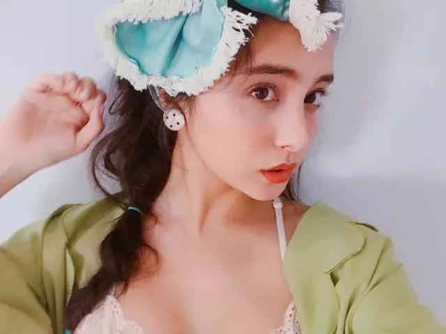 初中时就被星探发掘, 天生童颜的她和其他混血麻豆美得太不一样 初中时就被星探发掘, 天生童颜的她和其他混血麻豆美得太不一样